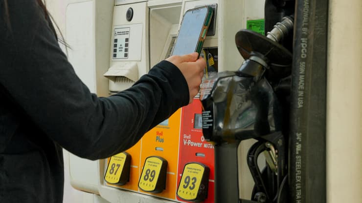 תחנת דלק בוושינגטון. "בשלב מסוים, חבירות פיזיות באמת משנות" (צילום: REUTERS/Ken Cedeno/File Photo) תחנת דלק בארה"ב