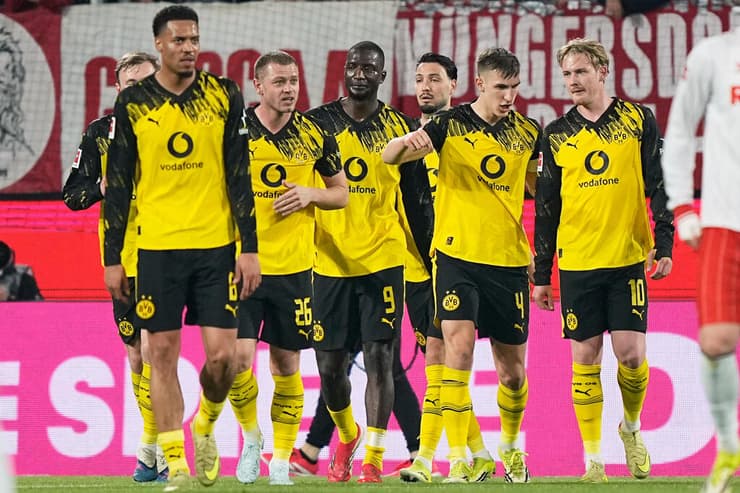 שחקני בורוסיה דורטמונד חוגגים