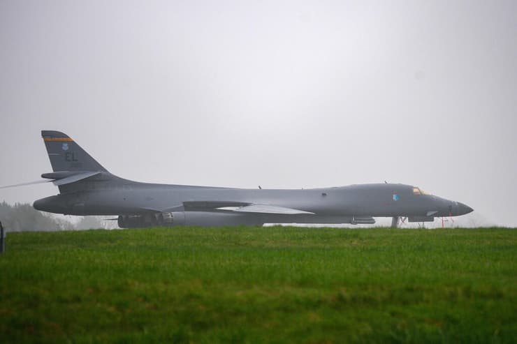 מטוס מפציץ רוקוול B-1 לנסר בבסיס בפיירפורד, בריטניה