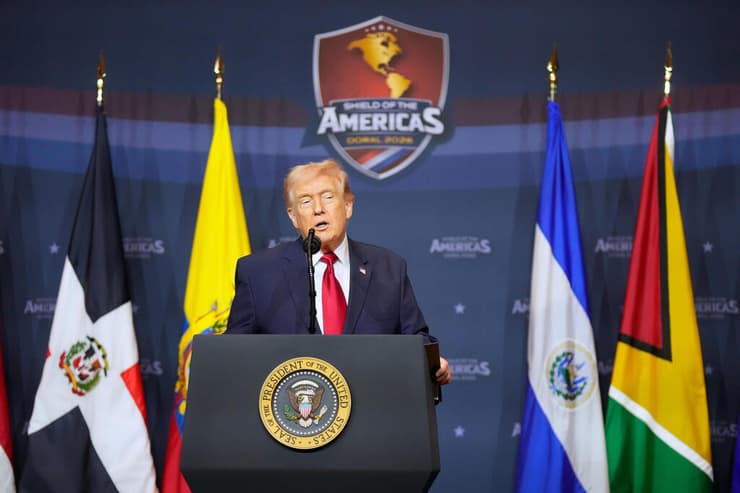 השחקן הראשי מאלתר כמו נגן סקסופון. דונלד טראמפ (צילום: AP Photo/Mark Schiefelbein) דונלד טראמפ