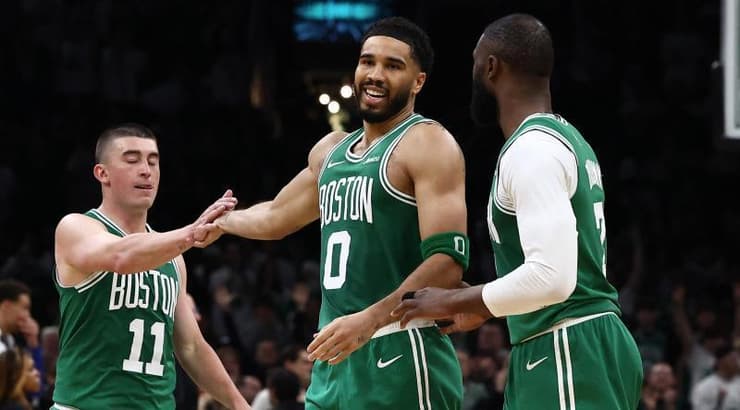 ג'ייסון טייטום חוגג