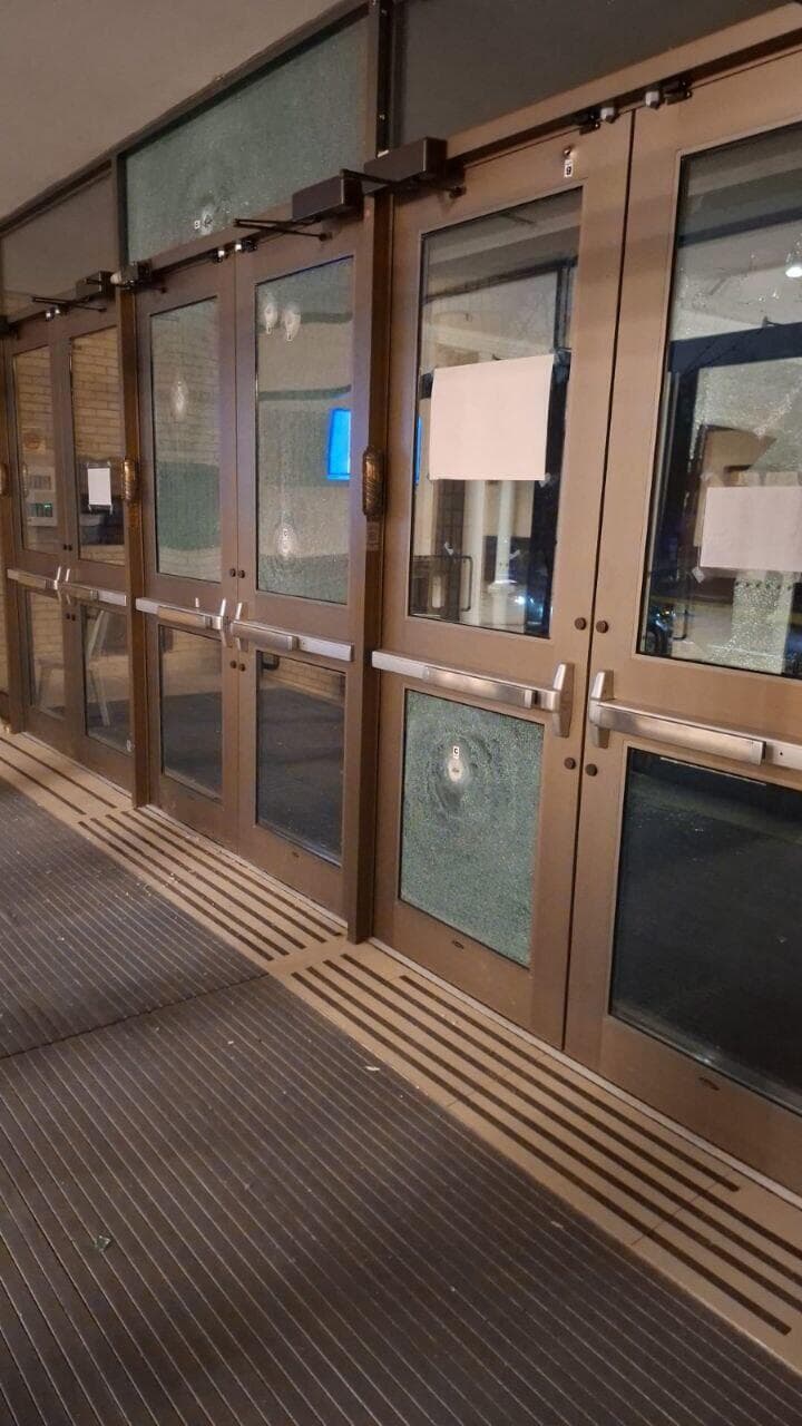 סימני הירי בכניסה לאחד מבתי הכנסת    