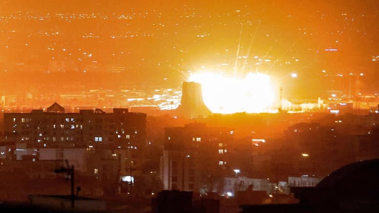 צילום: ATTA KENARE / AFP תקיפות בטהרן