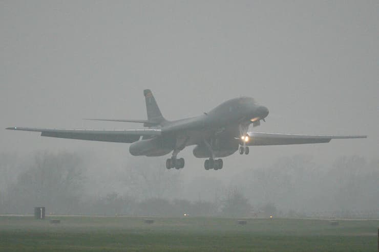 מטוס מפציץ רוקוול B-1 לנסר בבסיס בפיירפורד, בריטניה