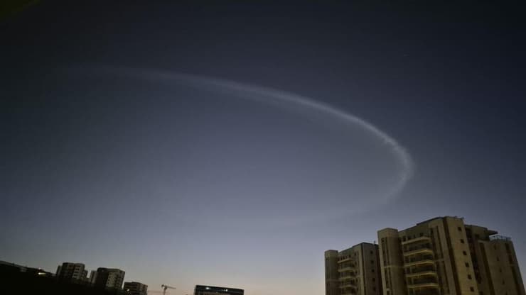 לא ירוט. שובל בשמיים במזרח גוש דן בשבת בבוקר