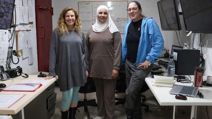 באמצע: ליאלי סעאידה,  יו"ר צח"י במנשְיַת זבדה