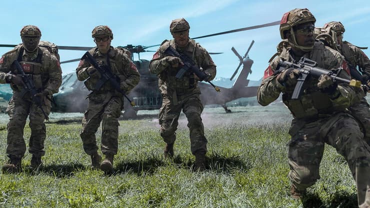 אין בחינה ביקורתית. מתוך "מכונת מלחמה" (Ben King/Netflix) מתוך "מכונת מלחמה"