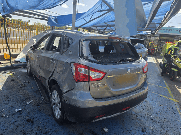 רכב שנפגע מנפילת רסיס בת"א