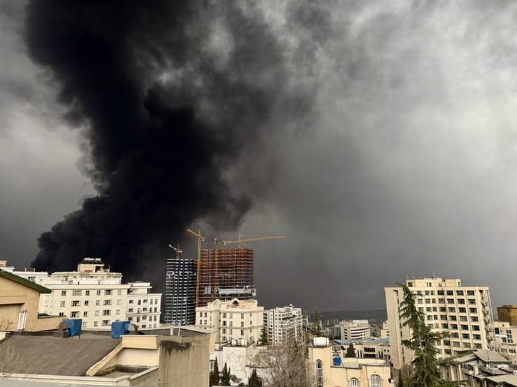 עשן בשמי טהרן בבוקר אחרי שישראל תקפה מחסני דלק