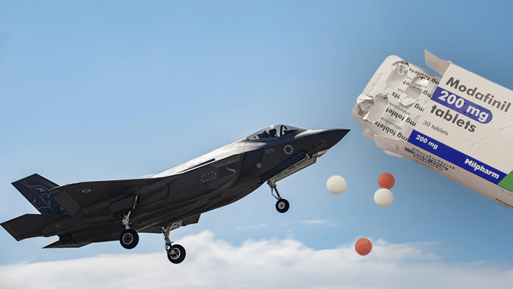 תרופה מודפיניל (Modafinil) לשמירה על ערנות לצד מטוס קרב מדגם F-35 של חיל האוויר