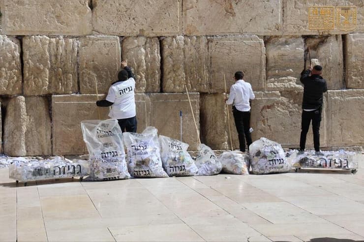 פינוי הפתקים מהכותל