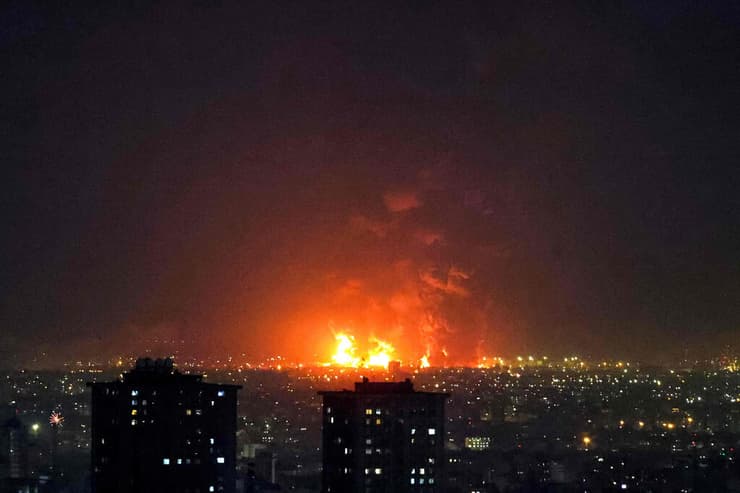 פיצוץ בטהרן. מרץ השנה (צילום: ATTA KENARE / AFP) פיצוץ בבית הזיקוק לנפט בטהרן