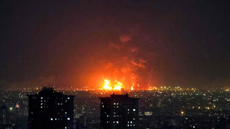 צילום: ATTA KENARE / AFP פיצוץ בבית הזיקוק לנפט בטהרן