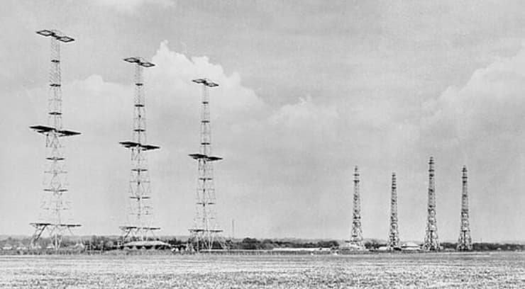 מגדלים מתריעים באוויר. תחנת Chain Home בפולינג שבמחוז סאסקס ב-1945. המגדלים הגבוהים משמאל הם מגדלי השידור, והנמוכים יותר מימין מרכיבים את מערך הקליטה 
