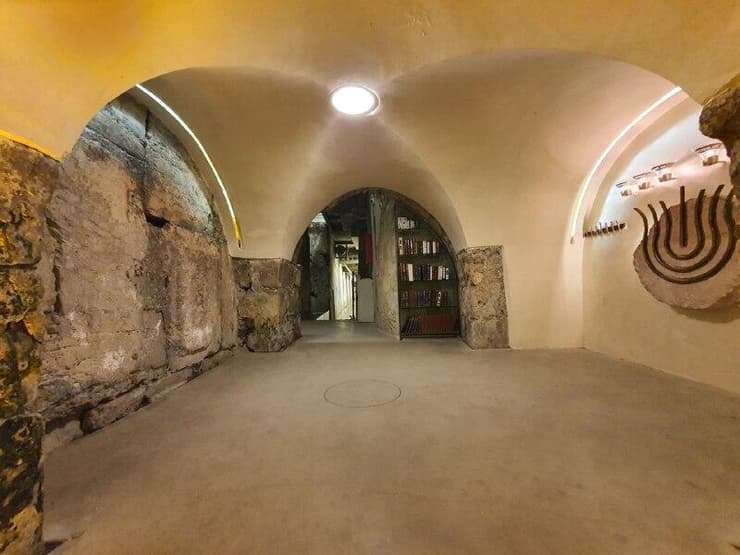 המערה העתיקה ליד הכותל (צילום: הקרן למורשת הכותל) המערה העתיקה ליד הכותל