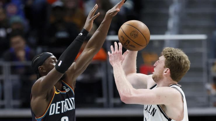 שחקן ברוקלין נטס דני וולף מול שחקן דטרויט פיסטונס קריס לוורט