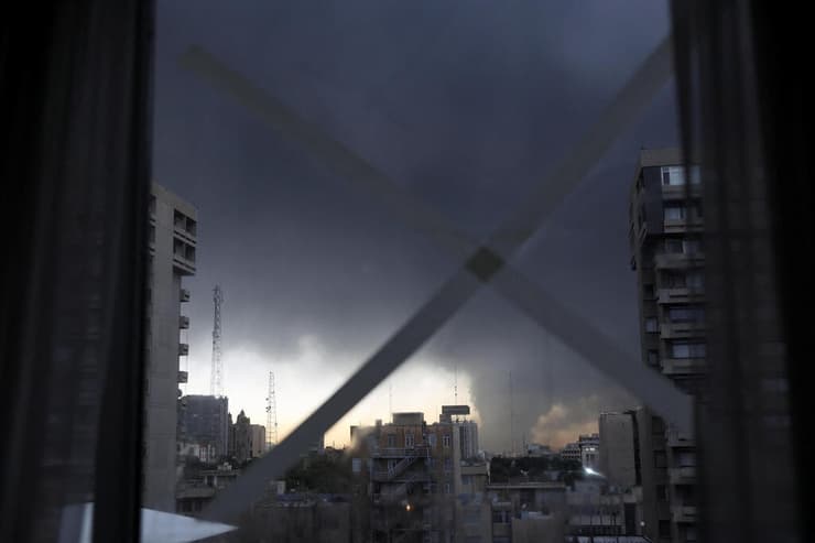 איראן עשן ב שמי טהרן בבוקר אחרי שישראל תקפה מחסני דלק נפט