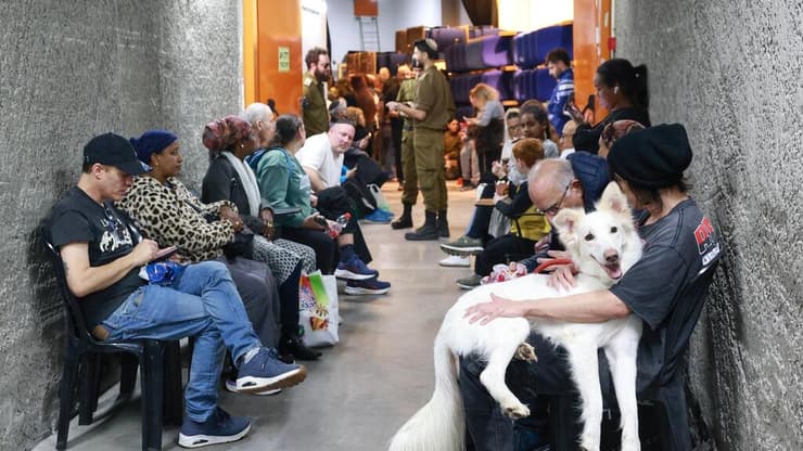 תושבים במרחב מוגן בתל אביב (צילום: דנה קופל) מתמגנים בהיכל מנורה, ת"א