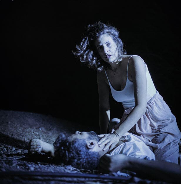 דנה יצחקי בהצגה "ירמה לאור ירח"