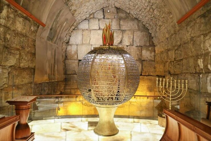 פריטים במערה העתיקה, שלא מאושרת על ידי פיקוד העורף (צילום: הקרן למורשת הכותל) פריטים במערה העתיקה