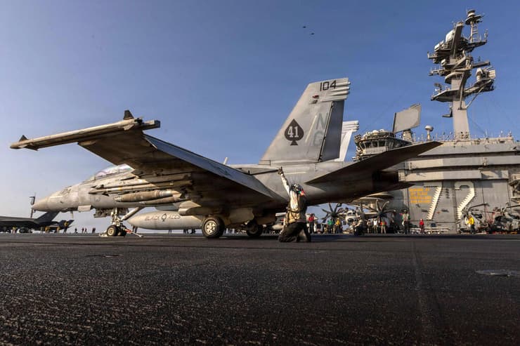 מטוס קרב F/A-18 סופר הורנט על סיפון נושאת המטוסים אברהם לינקולן במהלך המלחמה מול איראן, מרץ השנה (צילום: US NAVY / AFP) F/A-18 סופר הורנט