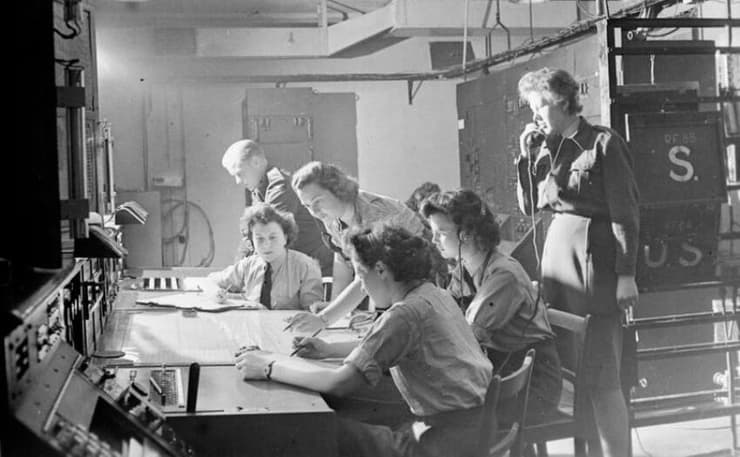 המערך שניצח בקרב על בריטניה. חיילות חיל האוויר בוחנות את מסלולם של מטוסים גרמניים באמצעות המכ"ם, והקצינה מדווחת בטלפון לטייסות ההגנה 