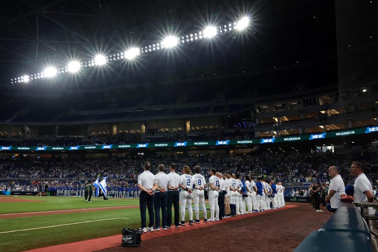 שחקני נבחרת ישראל בזמן "התקווה" (צילום: Sam Navarro-Imagn Images) נבחרת ישראל