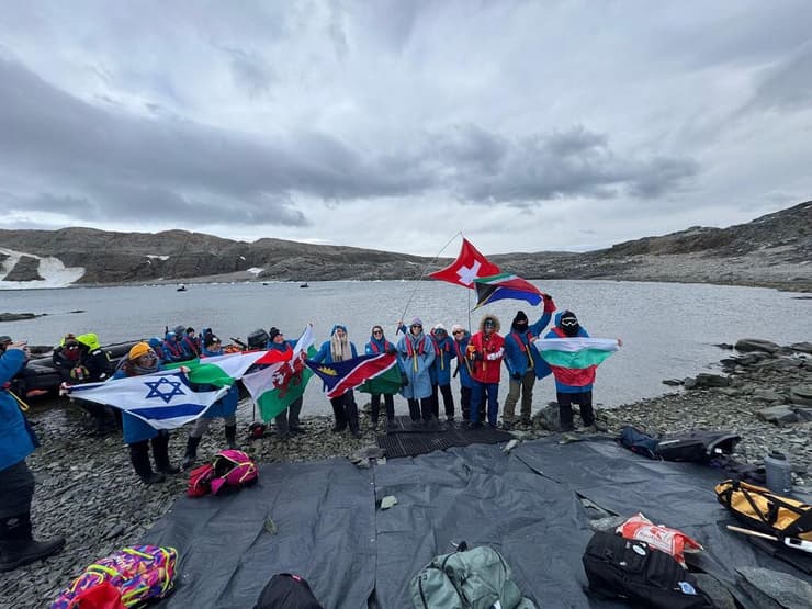 משוגעים לדבר מכל העולם - שני עם דגל ישראל משוגעים לדבר מכל העולם - שני עם דגל ישראל