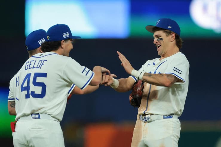 החגיגות של שחקני נבחרת ישראל (צילום: Sam Navarro-Imagn Images) נבחרת ישראל