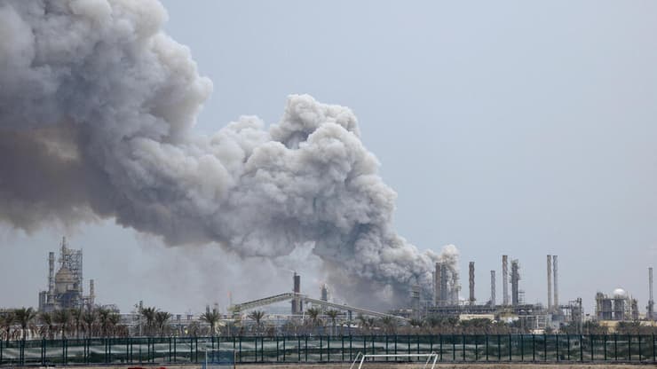 עשן מיתמר מבית הזיקוק בבחריין, לאחר התקיפה