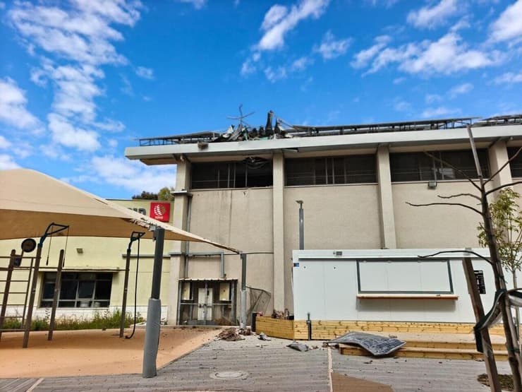 אולם ספורט שנפגע מנפילת רסיס