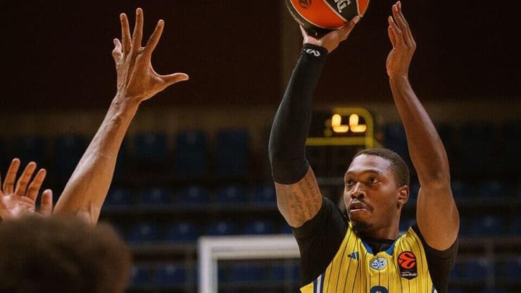 שחקן מכבי ת"א לוני ווקר