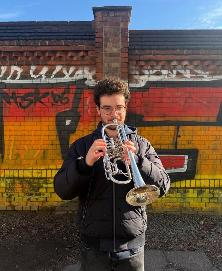 עידו מורן מנגן בחצוצרה בברלין