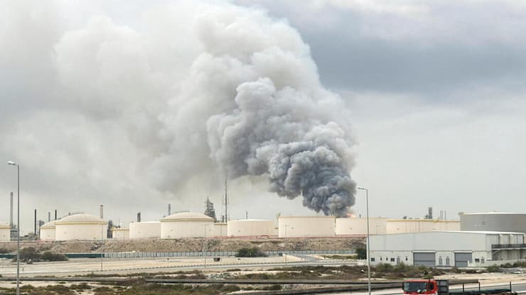 בית זיקוק שהותקף בבחריין (צילום:REUTERS/Stringer ) עשן מיתמר מבית הזיקוק בבחריין, לאחר התקיפה