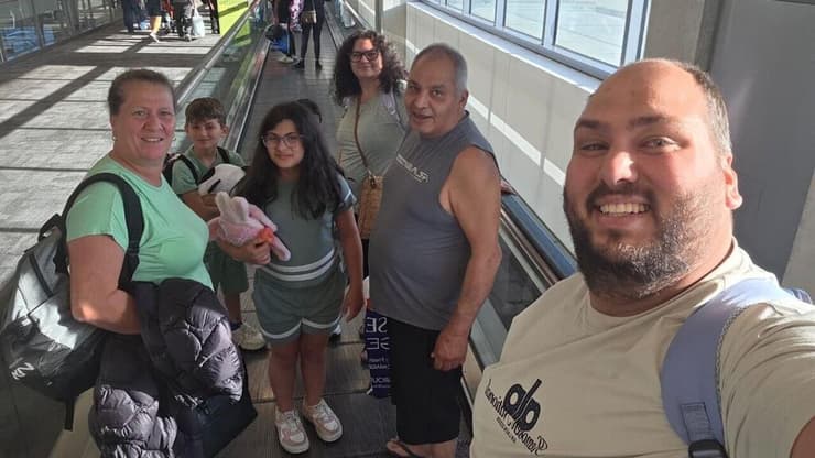 יוסי ומשפחתו - הבוקר בנתב"ג יוסי ומשפחתו - הבוקר בנתב"ג