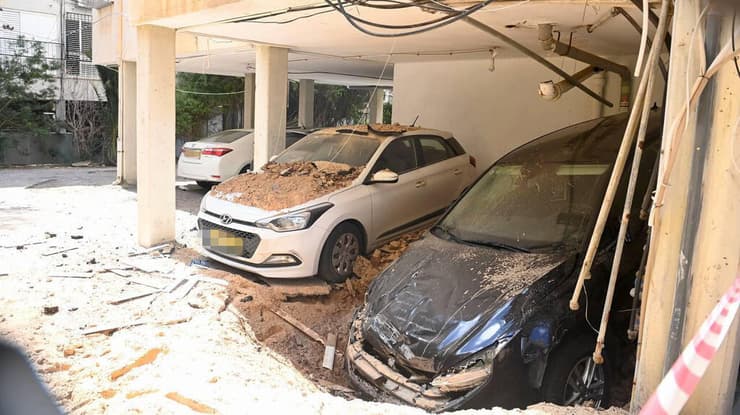 חניון שנפגע מנפילת רסיס בחולון