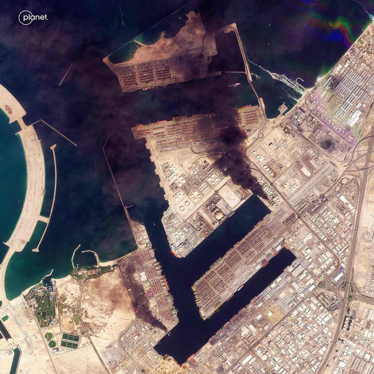 צילום לווייני המתעד את הפגיעה בנמל ג'בל עלי בדובאי לאחר שהותקף על ידי האיראנים