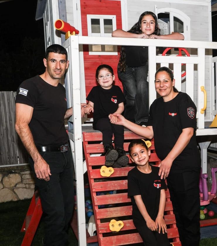 אבי ומעיין נסריאצ'י ובנותיהם