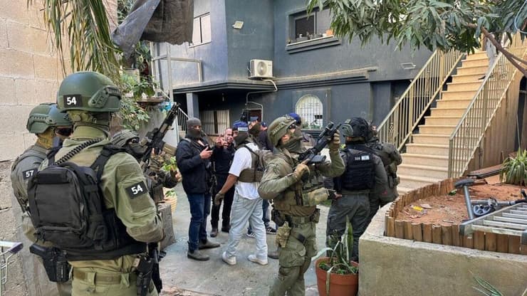 הזירה בלוד (צילום: דוברות המשטרה ) מסתערבי מג״ב בפעילות מבצעית בלוד