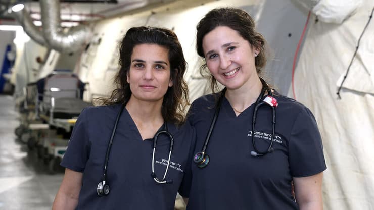 מימין לשמאל: ד"ר ג'סיקה מנקוביץ וד"ר שרון שושן ממלר"ד שיבא (צילום: דוברות שיבא) מימין לשמאל: ד"ר ג'סיקה מנקוביץ וד"ר שרון שושן מבית החולים שיבא