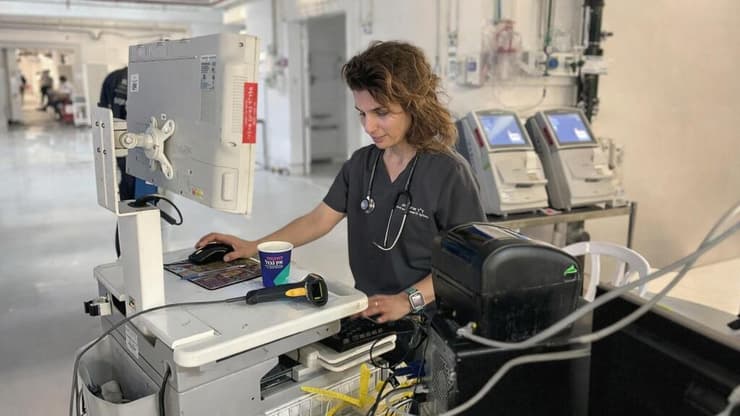 "ניתן להתחיל את הקליטה במיון כבר מהבית, ובכך לקצר הרבה מהזמן, הבירוקרטיה וההמתנה". ד"ר שרון שושן (צילום: דוברות שיבא) ד"ר שרון שושן מבית החולים שיבא