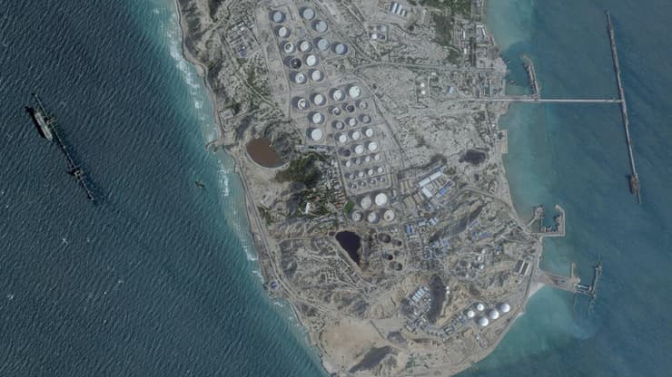 אחת האפשרויות - כיבוש האי חארג (צילום: 2026 Planet Labs PBC/Handout via REUTERS ) מסוף הנפט באי ח'ארג