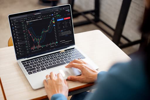 מערכת המסחר Interactive IL Desktop (shutterstock) shutterstock