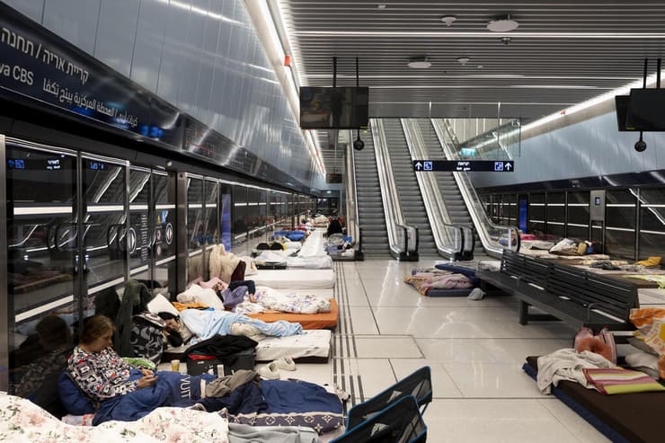 ישנים בתחנת הרכבת הקלה