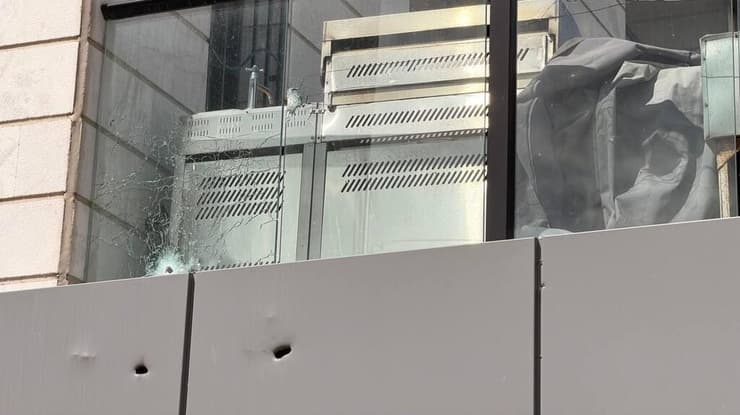 חלון שניזוק מנפילת הרסיס