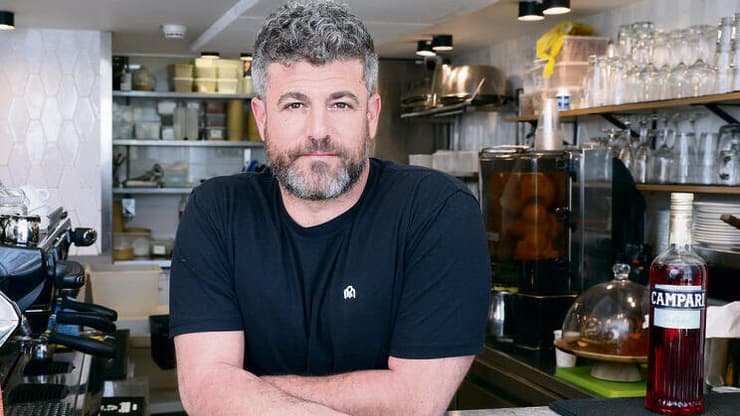 יוני שני, חיפה, נשוי ואב לשלושה ילדים. העסק: "קיוסקפה", מרכז זיו חיפה. ותק של העסק: 50 שנה (8 שנים בבעלות יוני). מספר העובדים: 4