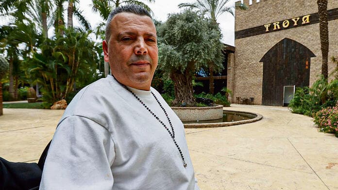 אבי בן חמו, אשדוד, נשוי + שלושה. העסק: בעלים של אולם אירועים "טרויה". ותק של העסק: 17 שנה. מספר עובדים: 2