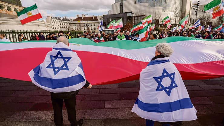 "גם לעם האיראני מגיע להשתחרר מהמשטר הרודני שלו". הפגנות של גולים איראנים בעד ישראל והמלחמה, פריז 2026 | צילום: AP