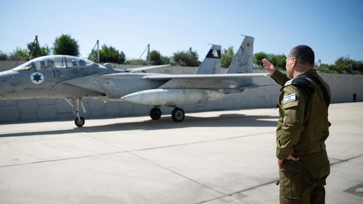 הרמטכ"ל זמיר בבסיס תל נוף (צילום: דובר צה"ל) הרמטכ״ל לטכנאים בבסיס תל נוף: ״המכונה האופרטיבית הזאת של חיל האוויר לא יכולה לעצור, היא צריכה לעבוד כל הזמן - אני בטוח בחיל האוויר, אני בטוח בצה״ל, שידע לנוע קדימה בעוצמה גדולה״