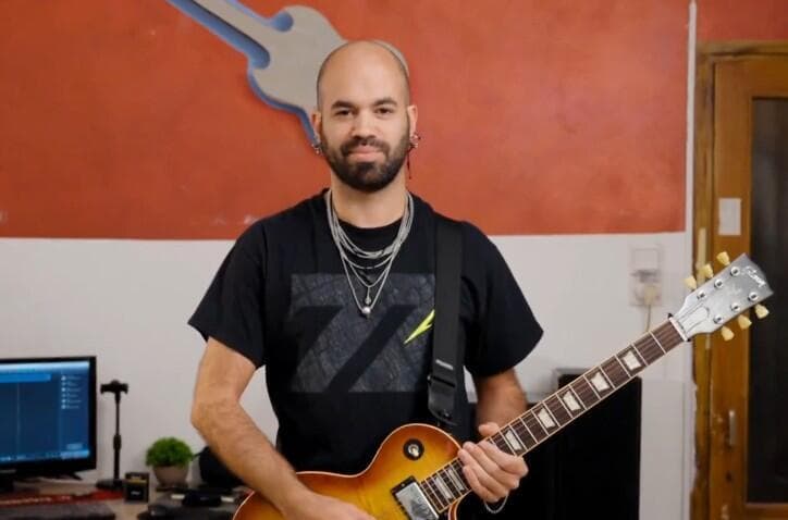 דן סלימאן, גיטריסט ונגן בוזוקי בלהקת הרוק "Twisted Mind". 